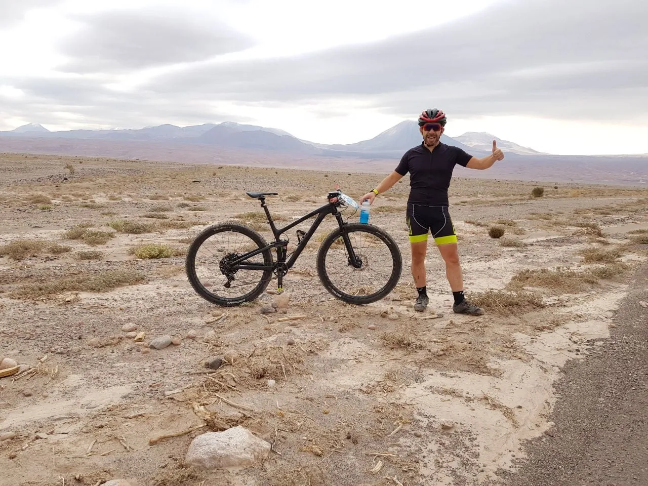 Jorge junto a su bicicleta en el desierto de Atacama