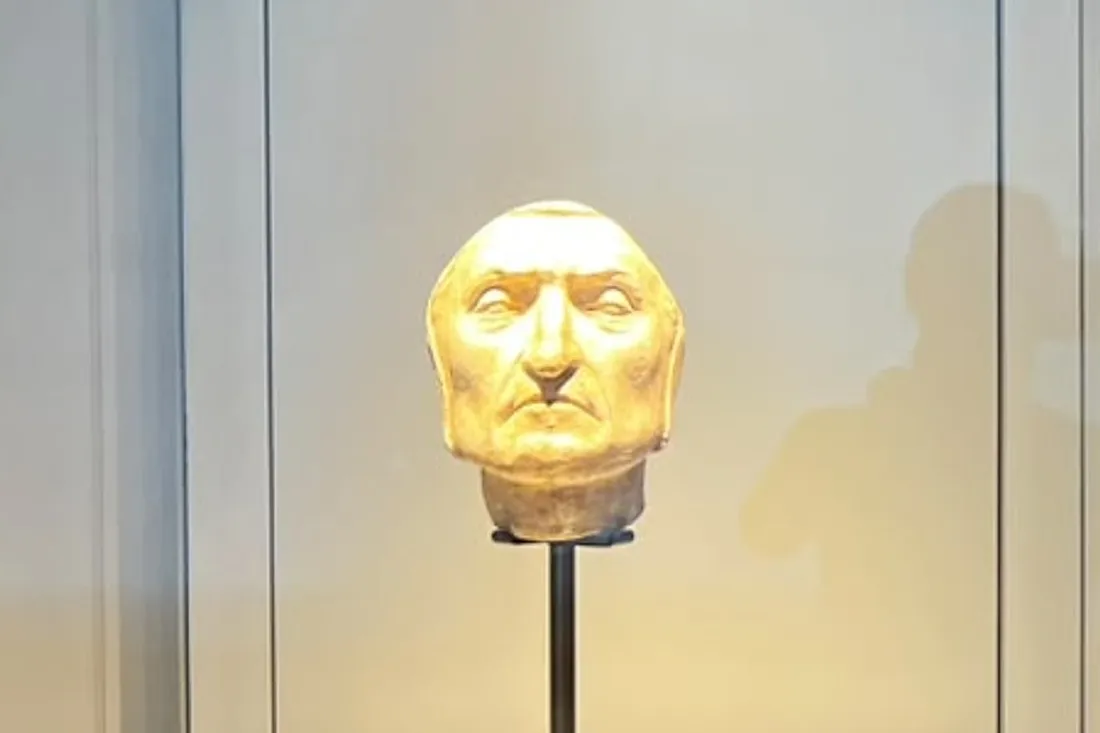 Máscara atribuida a Dante Alighieri en una vitrina de museo, en Florencia