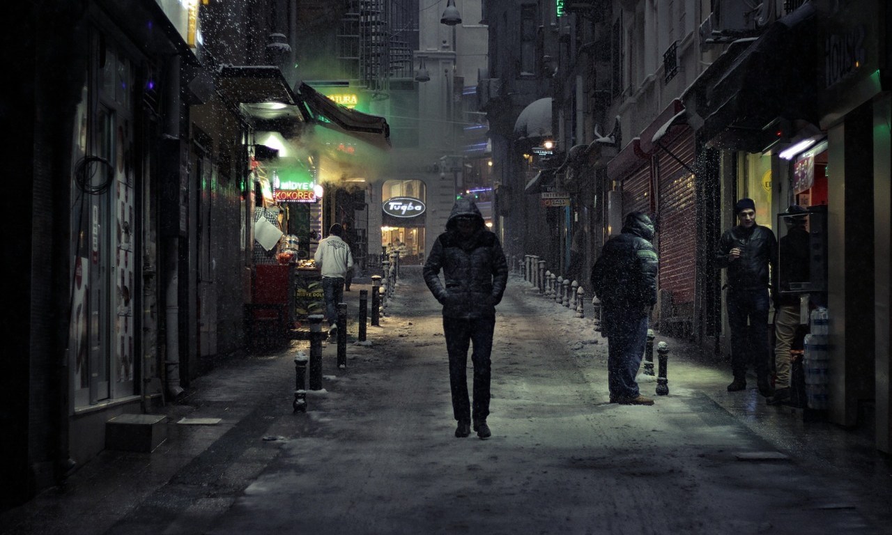 Caminaré desnudo por la avenida principal